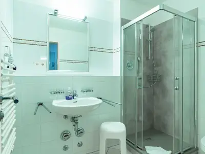 Badezimmer mit Dusche