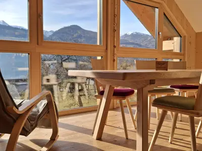 der Ausblick beim großen, modernen Esstisch