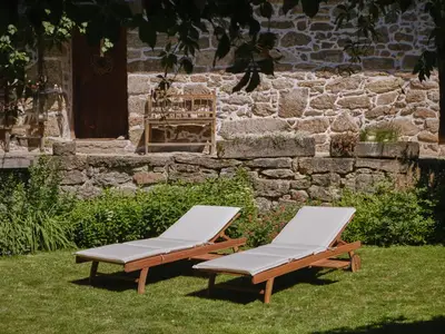 Liegen im Innenhof