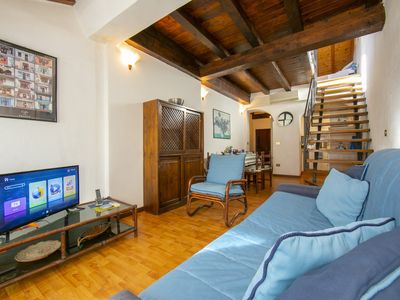 Blick auf das Wohnzimmer mit TV und Holzböden