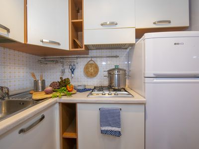 Ausgestattete Küche mit Kühlschrank