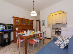 Wohnzimmer mit voll ausgestatteter Küche und Fernseher
