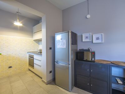 Kleine Küche mit Kühlschrank und Mikrowelle