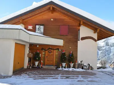 Rückseite vom Chalet Abendstern Parkplatz