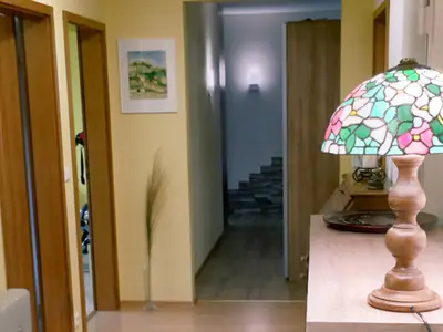 Blick von der Eingangstüre in den geräumigen Flur