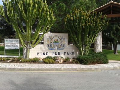 Einfahrt der Ferienanlage Pine Sun Park