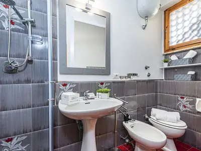 Badezimmer mit Dusche