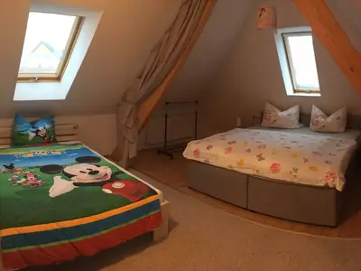 Teil des zweiten Schlafzimmer zuzüglich Baby-Gitterbett