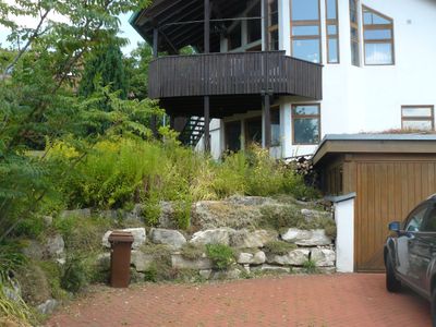 Ihr Parkplatz und die Ferienwohnung im Haus