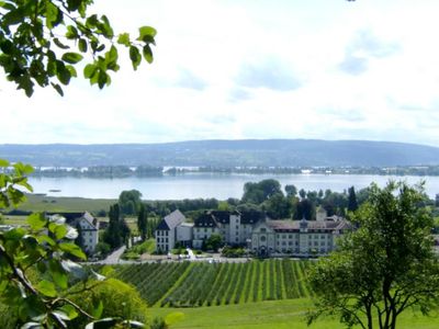 Aussicht vom Wald bei Hegne über des Kloster hinweg zur Reichenau, dem Untersee und die Schweiz im Hintergrund