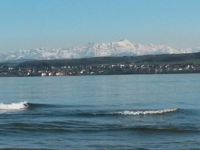 Blick über den See zu den Schweizer Alpen bei guter Wetterlage