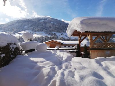 Moaeben Alpbach. Verschneites Gartenhäuschen