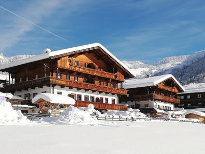 Moaeben Alpbach. Hausansicht mit Schatzbergblick