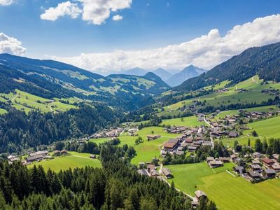 Ausblick vom Bergwald ins Tal