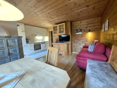 Wohnküche Bergblick mit Holzkachelofen