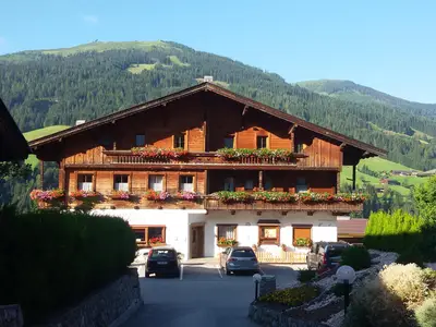 Moaeben Alpbach. Aussenansicht im Sommer
