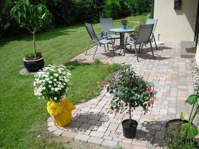 Sitzplatz im Garten vor der Ferienwohnung