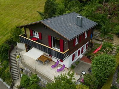 Ferien in grüner Umgebung mit sonnigem Sitzplatz und grosser Umgebung