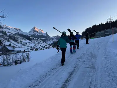 100 m zu Fuss und dann mit den Skis zur Seilbahn