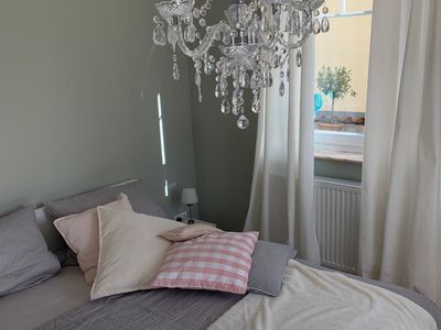 Das Schlafzimmer mit Doppelbett in der Ferienwohnung "am Kittken"