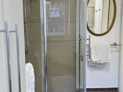 Badezimmer mit großer Dusche in der Ferienwohnung "am Kittken"
