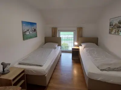 Zwei Einzelbetten Schlafzimmer klein Nr 2, Bauernstube3