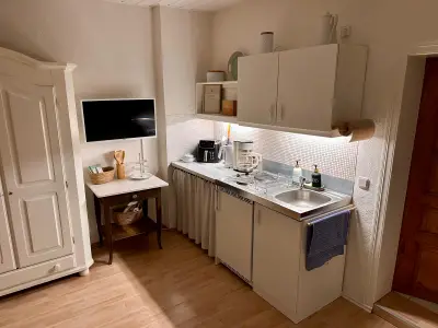 Küchenzeile mit TV und Schrank