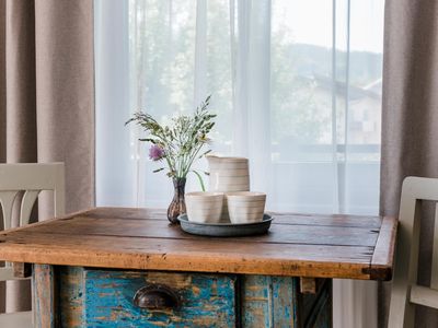 Alter Bauerntisch im Zimmer