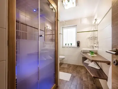 das-Burghard-Appartement-Badezimmer-Infrarotkabine