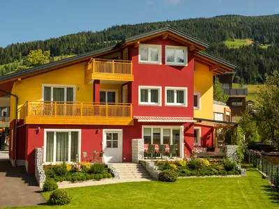 das-Burghard-Appartements-Sommer-Gartenseite
