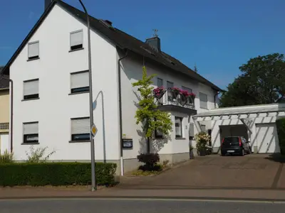 Wohnhaus mit Carport, Parkplätze,