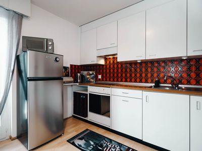 Küche mit grossem Kühlschrank und Mikrowelle