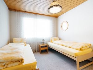 Im anderen Schlafzimmer stehen zwei Einzelbetten.