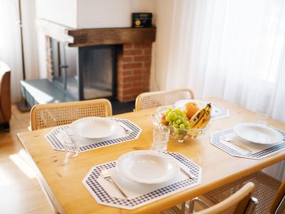 Ebenfalls im Wohnzimmer steht ein Esstisch mit Platz für 4 Personen.