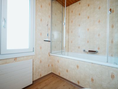 Badezimmer mit Badewanne