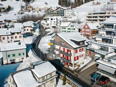 Die Wohnung befindet sich in einem Mehrfamilienhaus im 1. Stock.