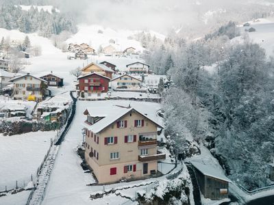 Unterhalb vom Haus befindet sich direkt eine Bushaltestelle.