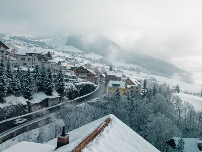 Das Haus bietet eine schöne Aussicht über das verschneite Amden.