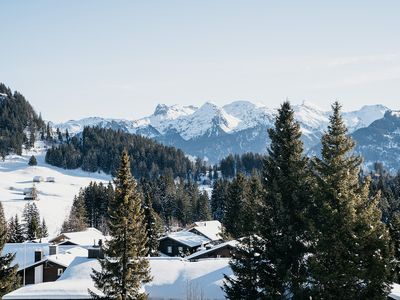 Wunderschöne Aussicht über die winterliche Landschaft in Amden