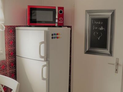 Küche mit grossem Kühlschrank und Mikrowelle