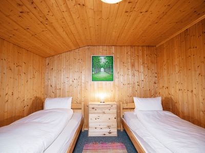 Das Schlafzimmer mit Doppelbett grenzt an das Wohnzimmer.