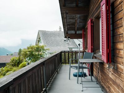 Die Terrasse mit Sitzplatz lädt zum Verweilen und Geniessen ein.