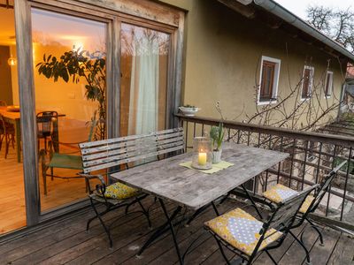 Balkon mit Tisch und Grillmöglichkeit