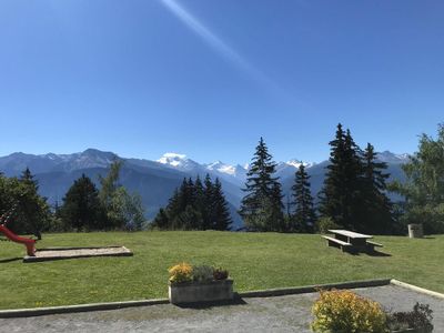 Spiel und Grillplatz vor dem Haus