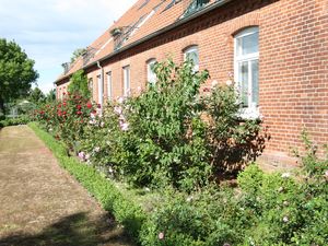 Außenansicht des Gebäudes. Westseite  des Hauses  ,6 Fenster der EG Wohnungenn