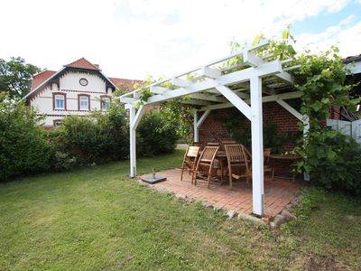 Garten. Schattenspendende Weinlaube , den Wohnungen W8 und W9 zugeordnet.