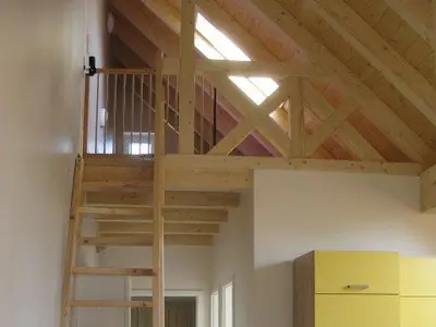 Treppe zum Schlafboden mit Treppenschutzgitter, Wohnung 1