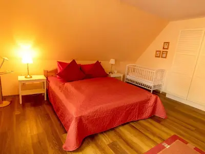 Fewo 1: Schlafzimmer mit Kinderbett