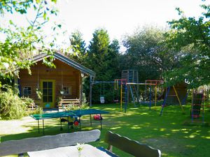 Idyllische Gartenanlage mit Spielplatz für Ihre Kinder