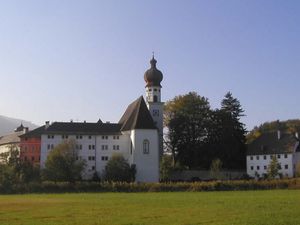 Zum Kloster Höglwörth und Klostergaststätte nur 5 Gehminuten